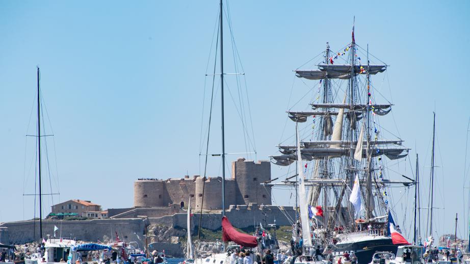 Le Bélem entouré de nombreux voiliers en rade de Marseille