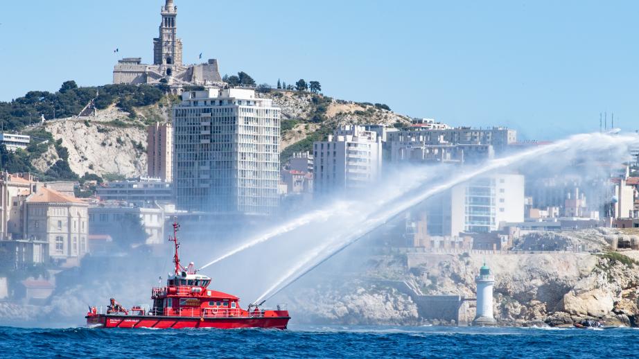 Bateau-pompe des marins-pompiers de Marseille saluant l'arrivée du Bélem