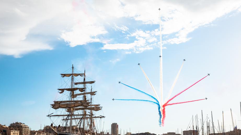 La patrouille de France dessine un tableau aérien au-dessus du Belem,