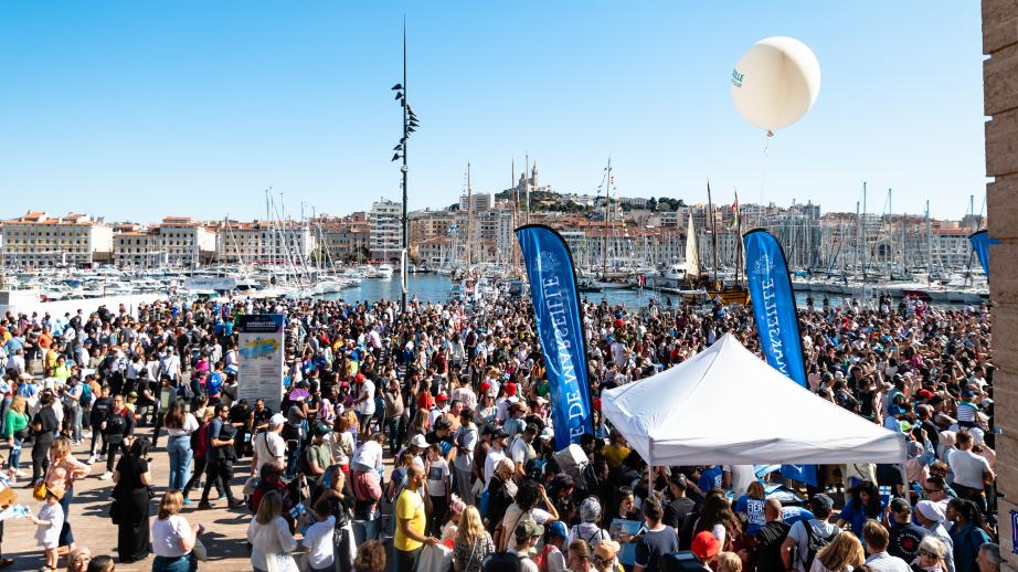 Foule sur le quai en attendant l'arrivée du Bélem
