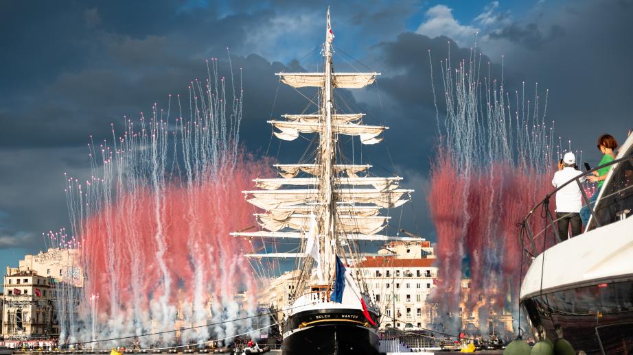 Le Bélem accueilli dans le port de Marseille avec des feux d'artifice