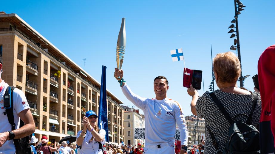 Le quartier-maître Matthieu, marin-pompier, champion de décathlon porte la flamme olympique.