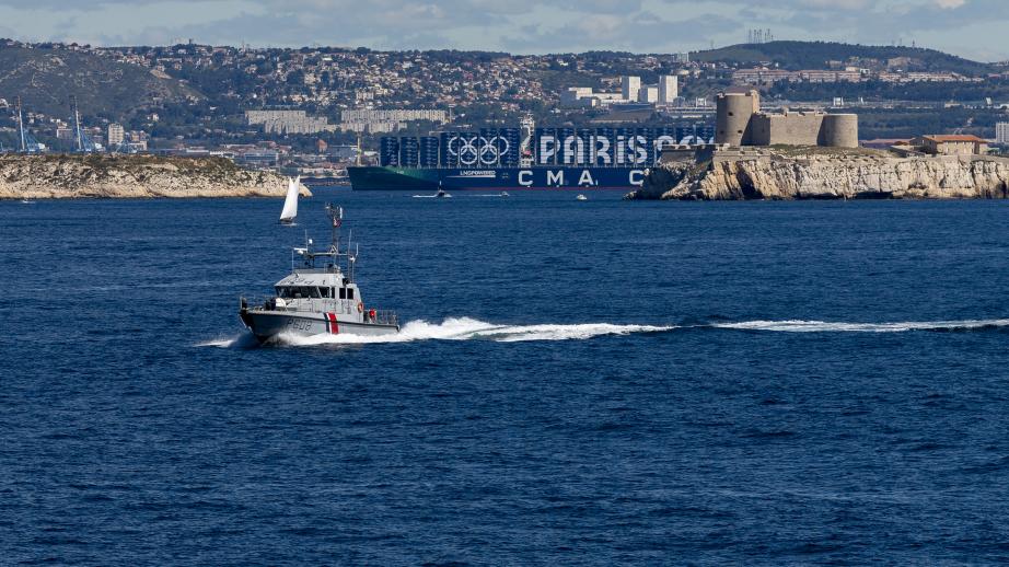 Le patrouilleur de la gendarmeir maritime Jonquille à l'entrée du port de Marseille