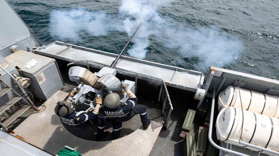 Les canonniers de la Jeanne au poste de combat pour l’école à feu 