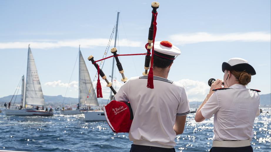 Deux joueurs du Bagad de Lann-Bihoué au large de Marseille à bord de la goelette Belle Poule