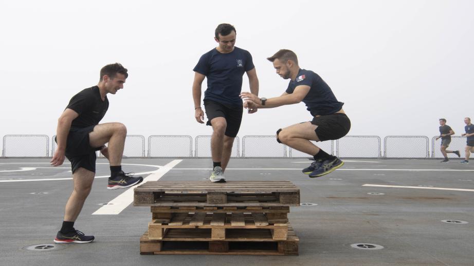 Marins en séance de sport sur le pont du PHA Tonnerre 