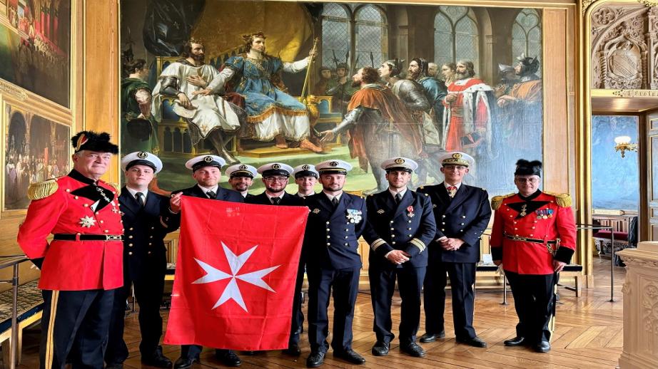  Marins du SNA Tourville portant le pavillon de l’ordre de Malte 