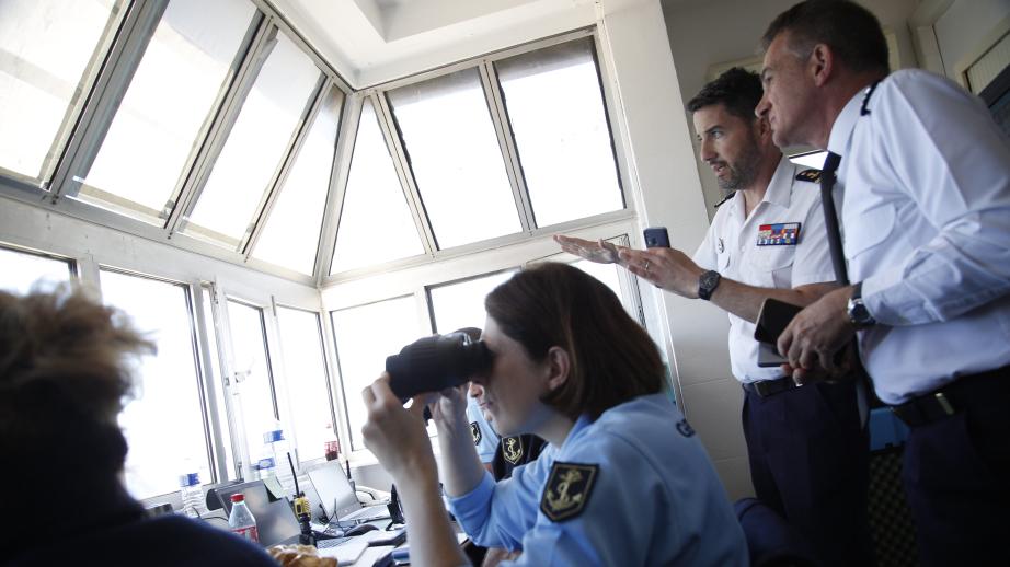 Des gendarmes maritimes veillent au bon déroulement de l'arrivée de la flamme olympique