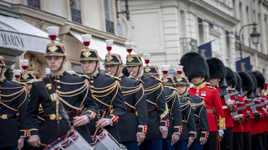 Défilé franco-britannique à l'occasion de la relève de la garde