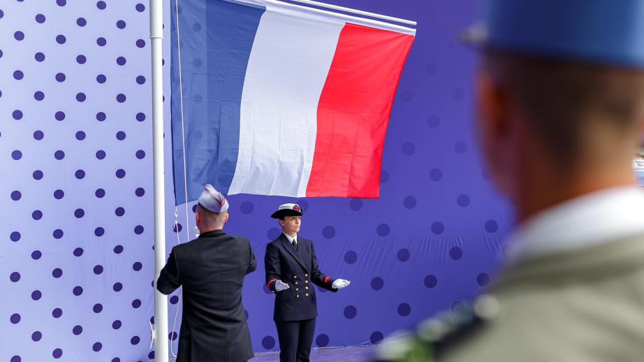 Levée du drapeau français par deux militaires du bataillon des cérémonies