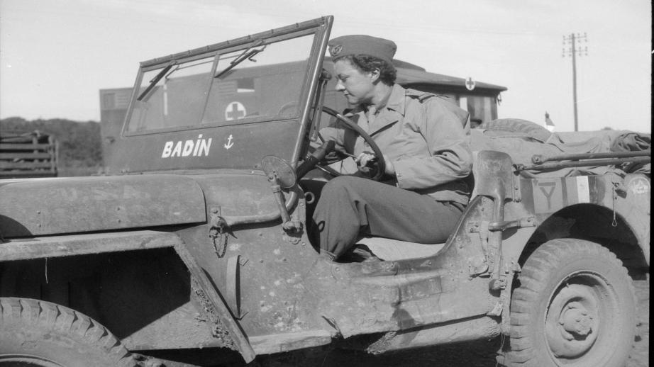 L'EV Jacqueline Carsignol au volant de la jeep "Badin" du 13ème bataillon médical