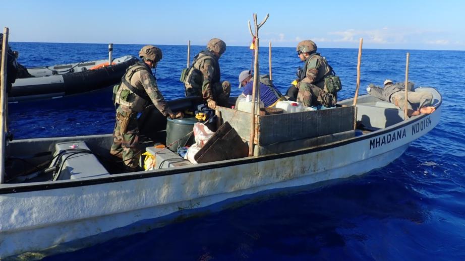  FAZSOI - Le BSAOM Champlain conduit une opération de police de pêche sur le banc de la Zélée 