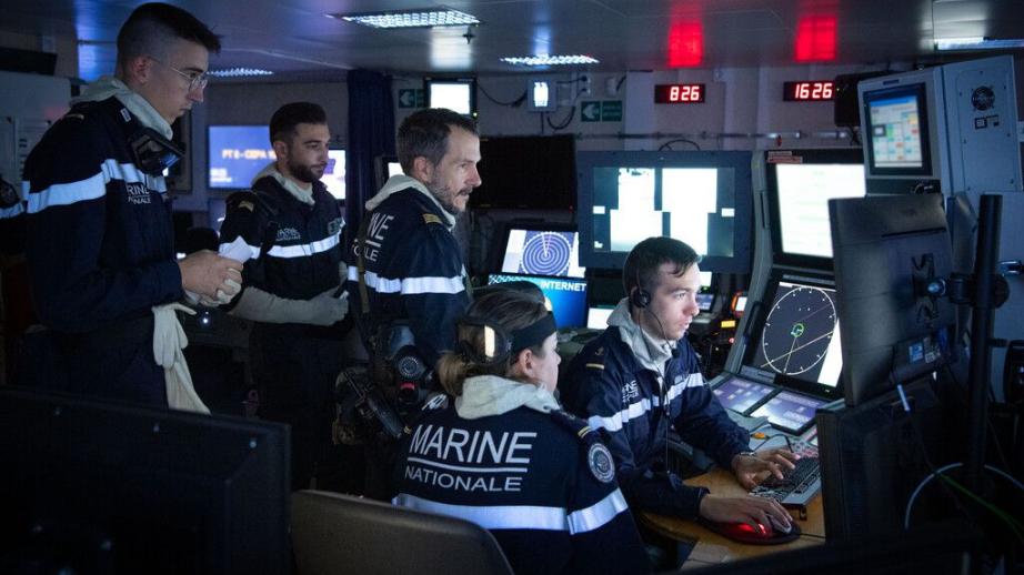 Des marins au centre opérationnel du bateau
