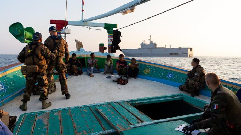 Un groupe de marins en treillis sur une embarcation