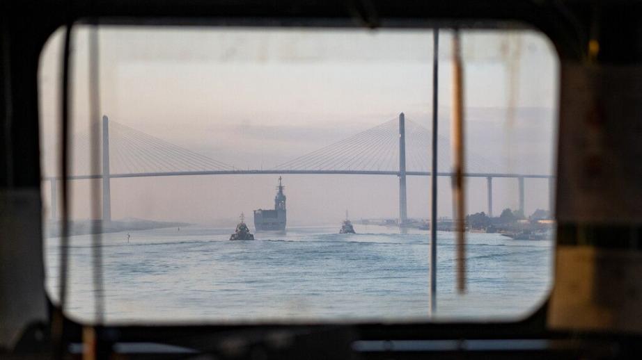 3 navires passent sous un pont dans un canal