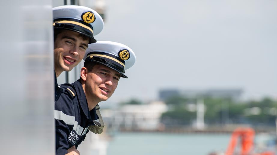 Deux marins au balcon d'un bateau
