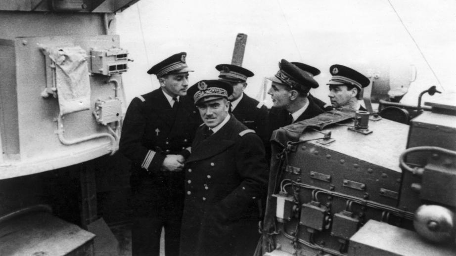 L'amiral Lemonnier inspecte des unités navales françaises libres à Portsmouth