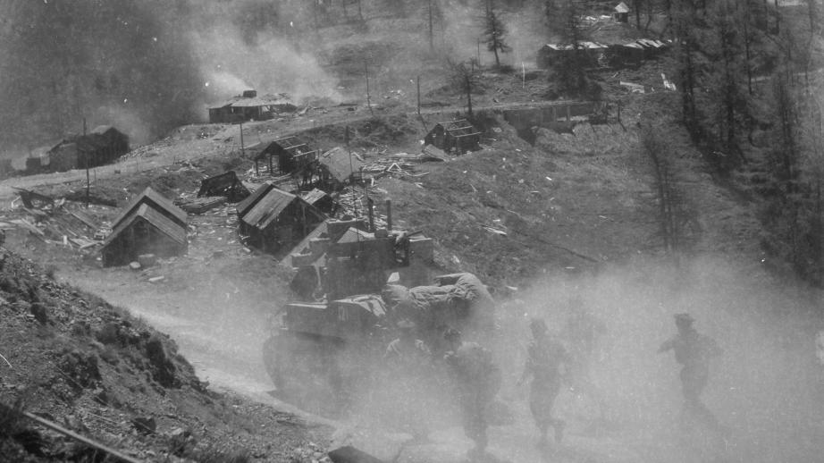 Avril 1945, assaut du lieu-dit des Cabanes-Vieilles par le 1er RFM dans le massif de l'Authion