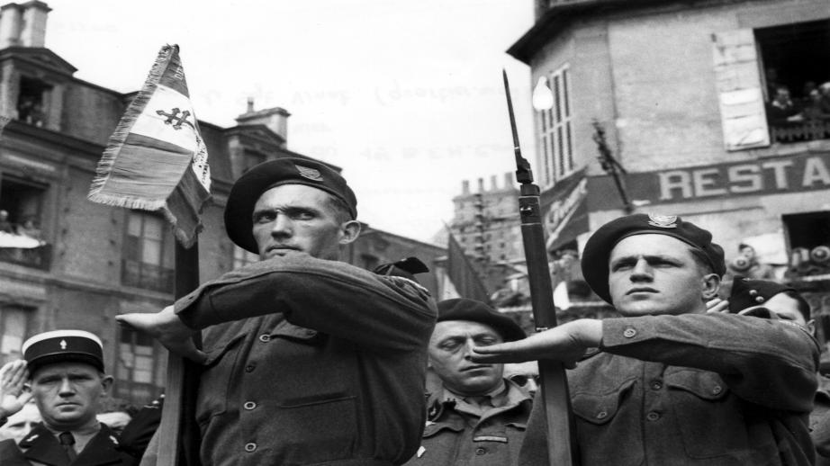 Bayeux, défilé du 14 juillet 1944, le 1er BFMC présente les armes 