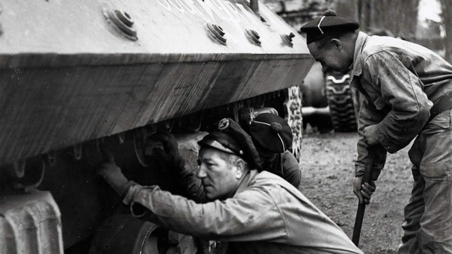 Jean Gabin, chef de char au RBFM, inspecte le train de roulement de son M10