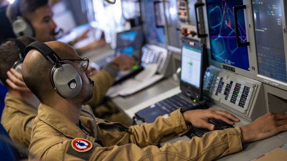 Techniciens à bord de l'Atlantique 2