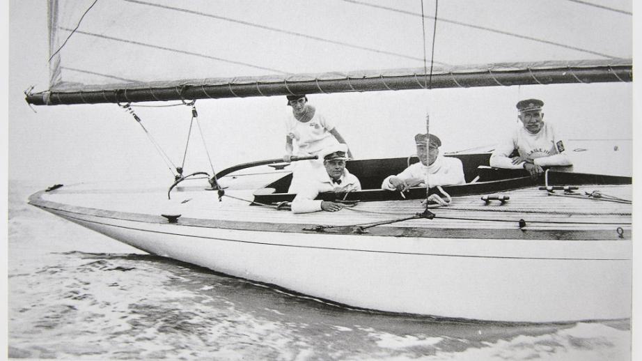 Virginie Hériot à la barre de l'aile IV