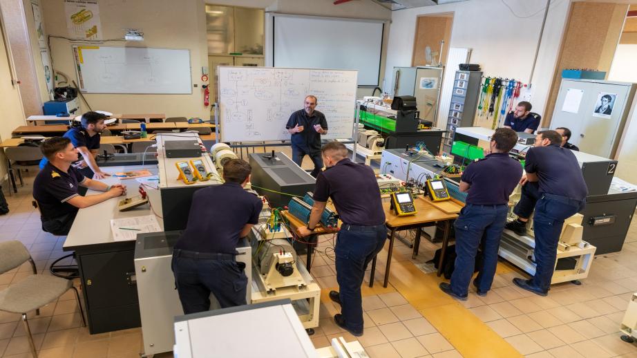 Cours de travaux pratiques délivré aux élèves du Pôle écoles Méditerranée