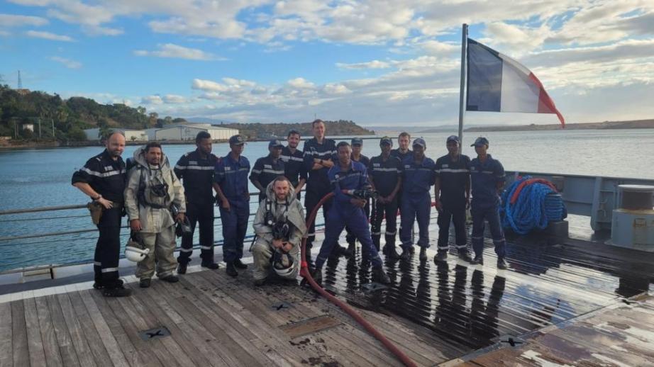 Un groupe de marins sur le pont arrière d'un bateau