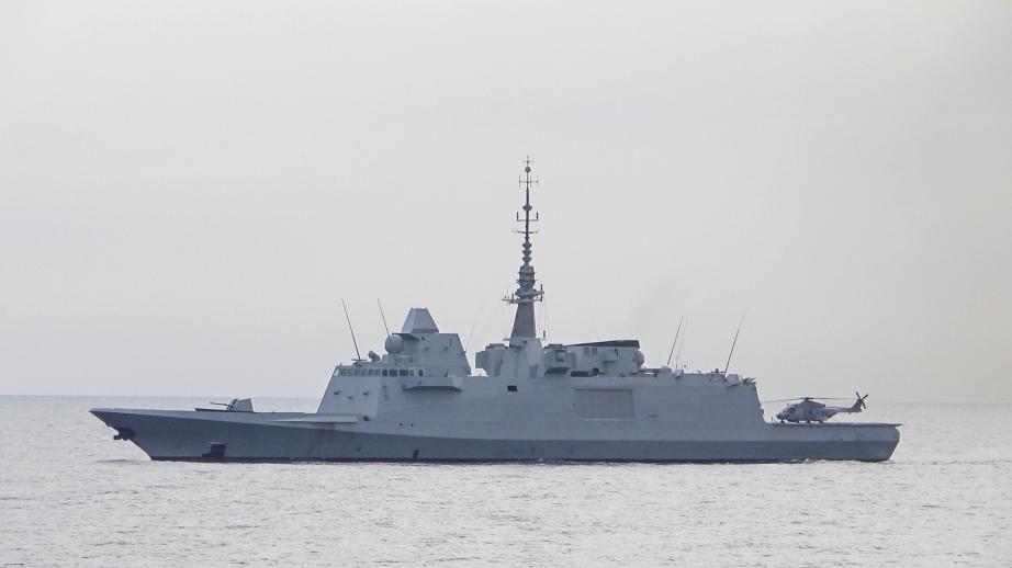 Une frégate en pleine mer