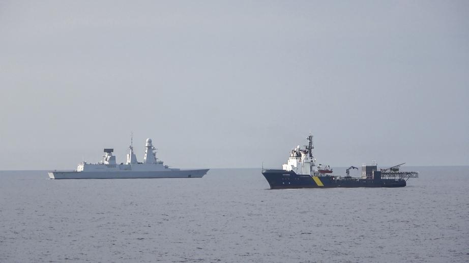 Une frégate et un cargo se croisent en mer