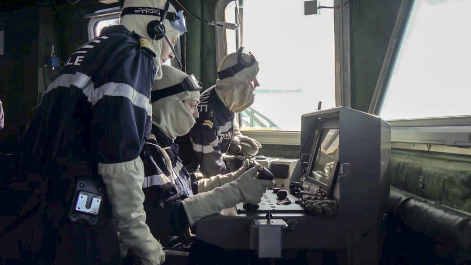 Un groupe de marins au poste de combat