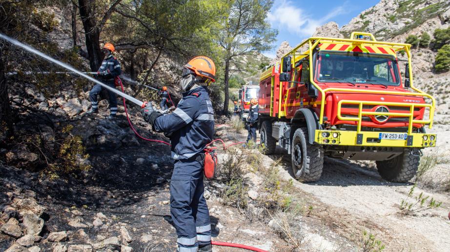 deux marins pompiers attaquent un feu en montagne
