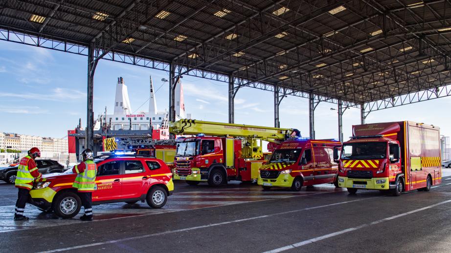 plusieurs véhicules du bataillon de marins-pompiers de Marseille au hangar