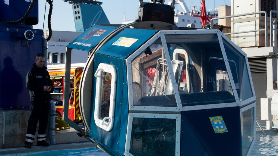 Le simulateur est mis à l'eau dans un bassin