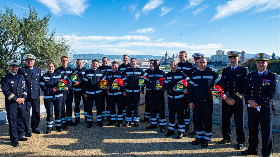 Un groupe d'officiers SECUR prend la pose 