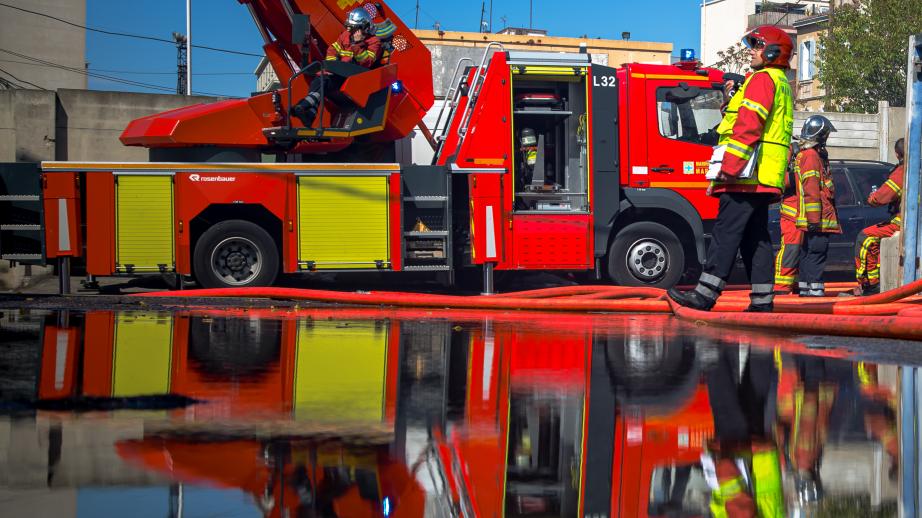 un camion des marins-pompiers de Marseille à l'arrêt