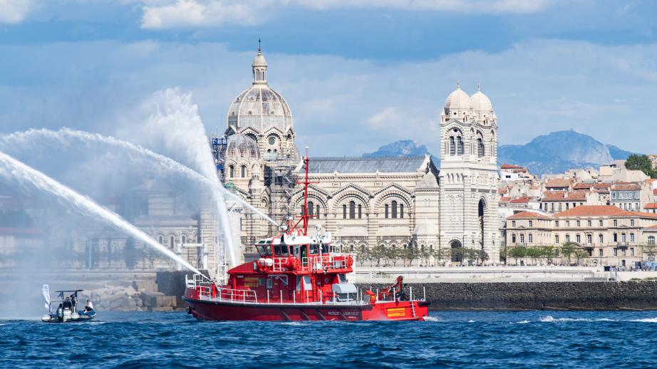 Un bateau pompe en action 