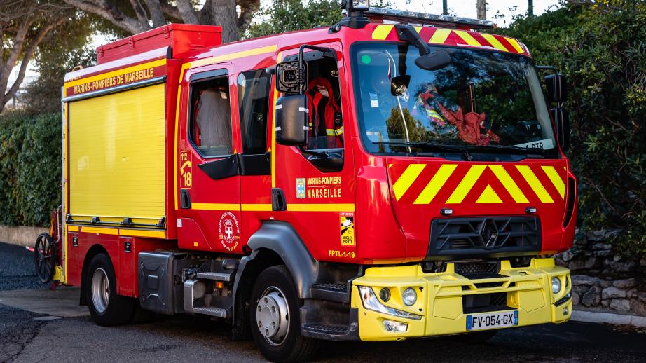 Un camion de pompier à l'arrêt