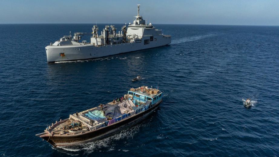 Deux navires côtes à côte en mer