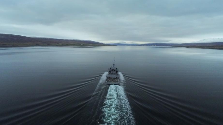 Un navire français navigue dans un estuaire