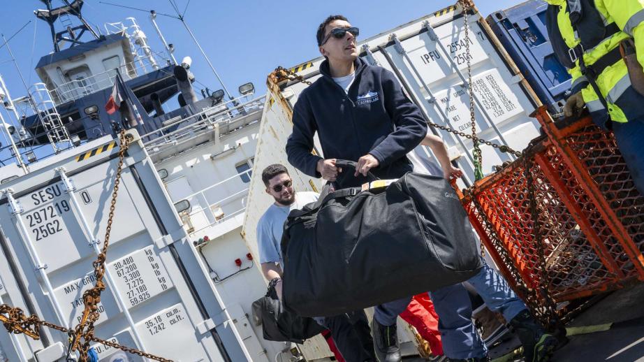 Les marins se préparent à embarquer sur un radeau de sauvetage