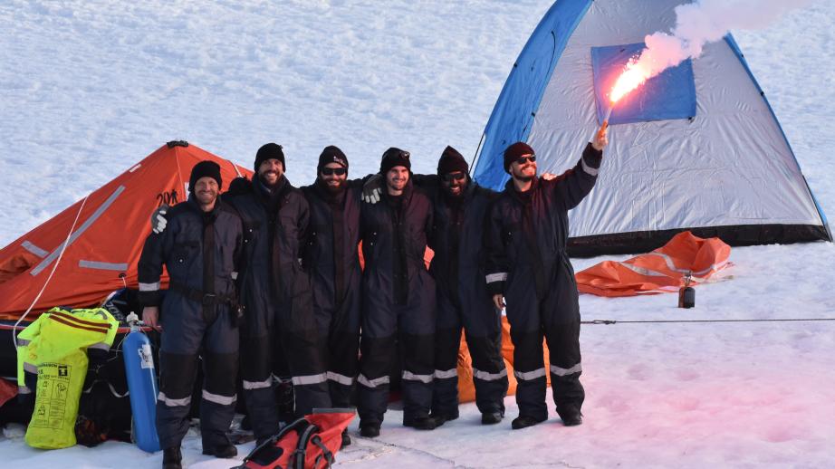 Un groupe de marins sur la banquise