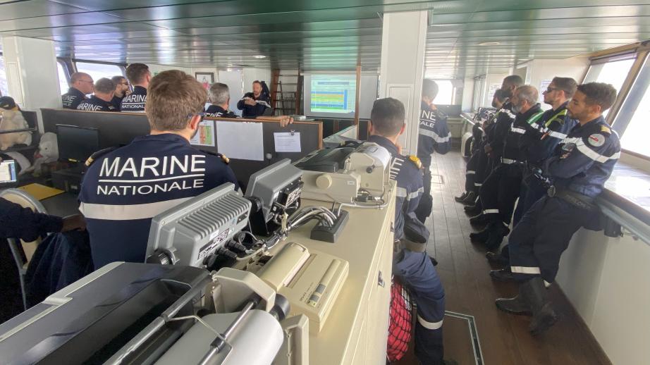 L'équipage dans le poste de commande du bateau
