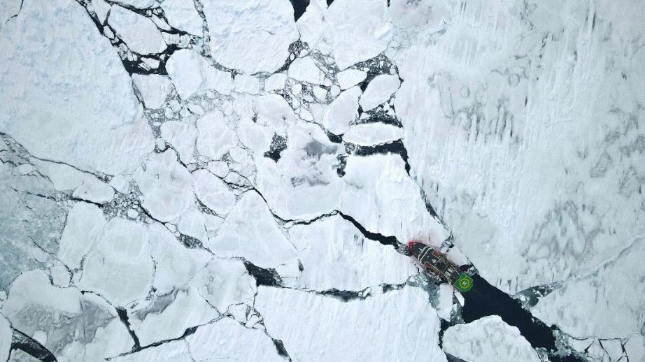 un navire se fraye un chemin dans la banquise