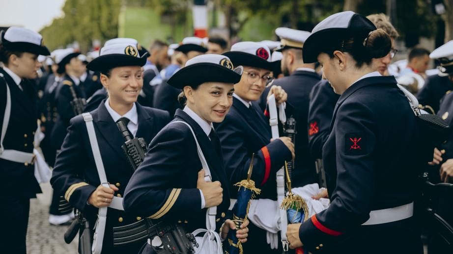 Les troupes se préparent avant le défilé.