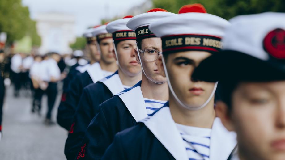 Des marins de l'école des mousses sur les Champs-Élysées, prêts à défiler.