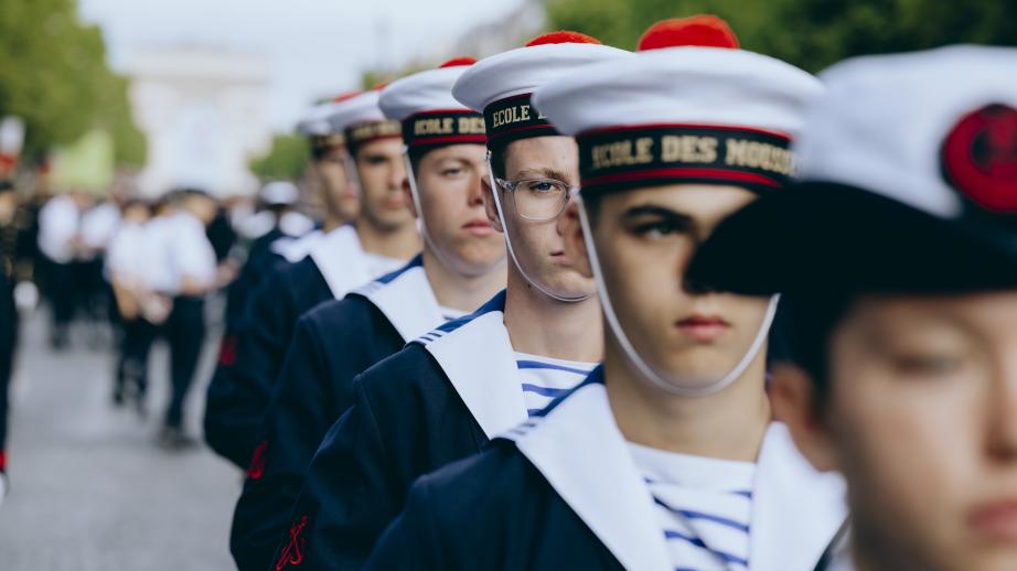 Des marins de l'école des mousses sur les Champs-Élysées, prêts à défiler.
