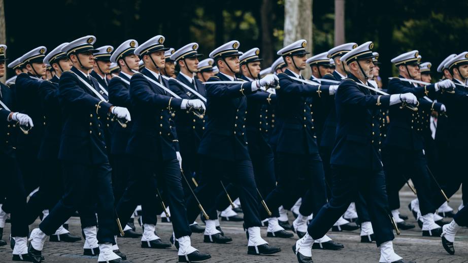 Défilé des troupes sur les Champs-Élysées.