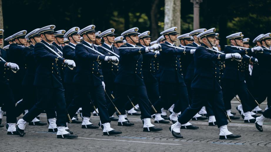 Défilé des troupes sur les Champs-Élysées. 