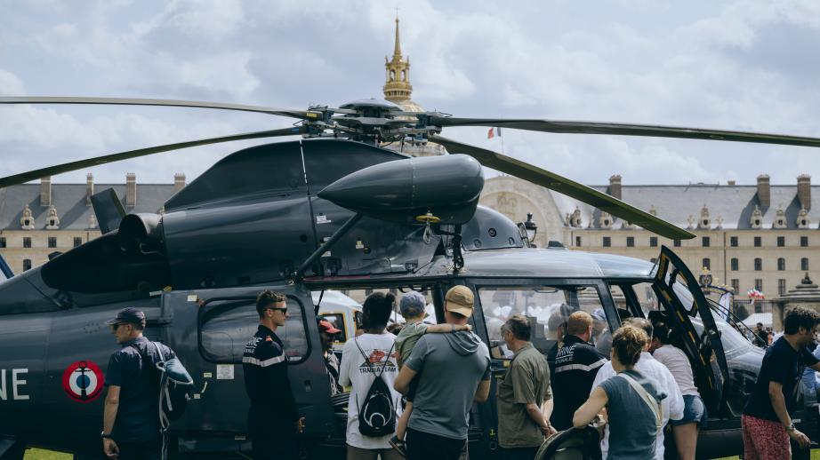 Les hélicoptères de la Marine sur les pelouses des Invalides sous les yeux des visiteurs. 